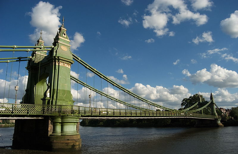 Pedestrianise Hammersmith Bridge to improve local air quality, campaigners argue