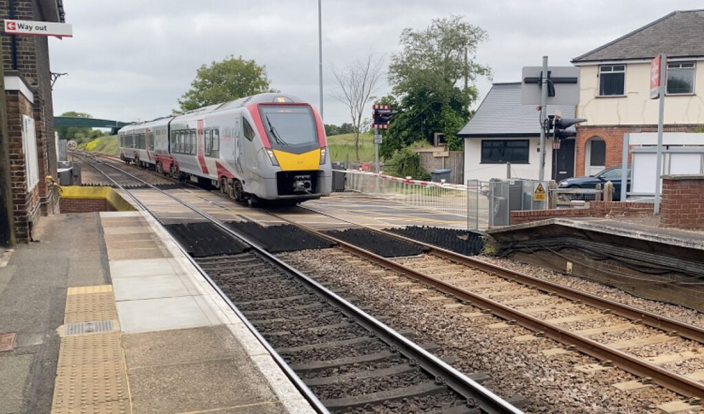 Drivers encouraged to switch off engines at level crossings