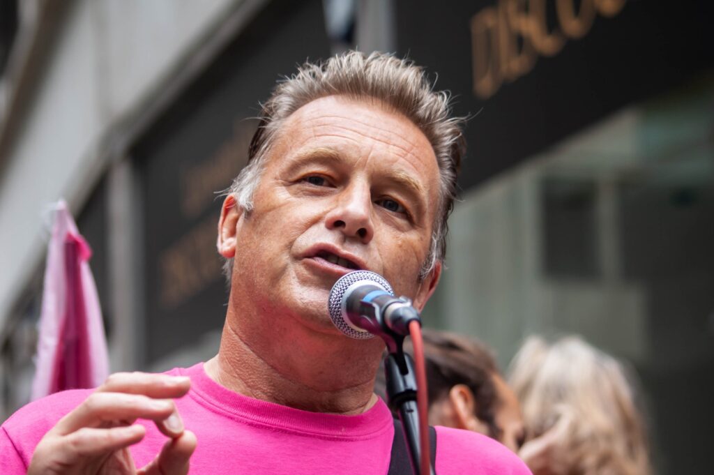 Chris Packham cleared to take government to High Court